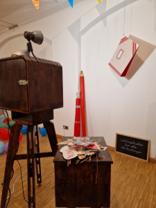 Requisiten für Gruppenbilder neben der aufgebauten Fotobox.