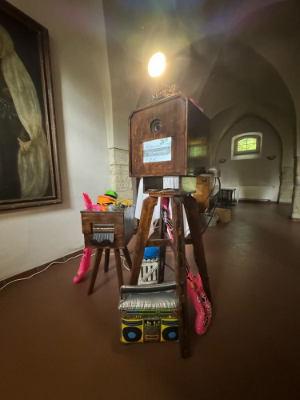 Industrial-Style Fotobox mit professioneller Kamera und LED-Beleuchtung in einem historischen Gewölbesaal