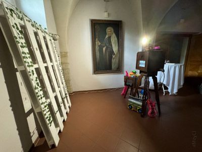 Meine Fotobox in Schlosshotel Schkopau vor einem Gemälde.