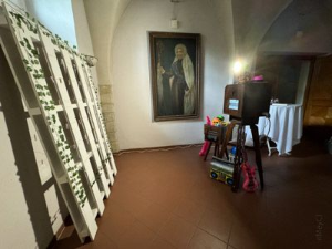 Fotobox aus Holz mit Touchscreen und Requisiten in einer rustikalen Eventlocation