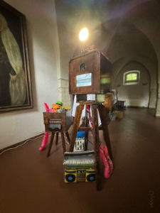 Retro-Fotobox aus Holz mit Requisiten im Schlosshotel Schkopau zu einer Hochzeit