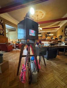 Handgebaute Retro-Fotobox mit Requisiten im Kiez Cafe in Halle