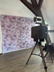 Handgebaute Retro-Fotobox vor floralem Hintergrund zu einer Hochzeit in Taucha