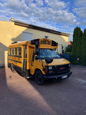 Original amerikanischer Schulbus, umgebaut als mobile Fotobox für außergewöhnliche Events und Outdoor-Hochzeiten