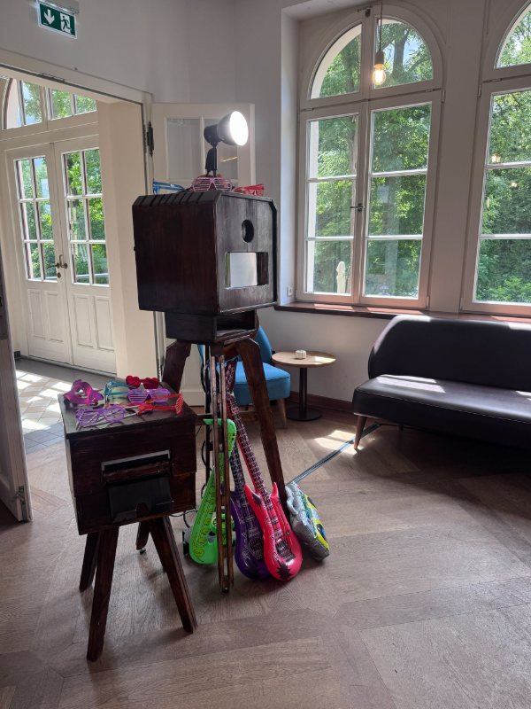 Hochzeitsgäste feiern unvergessliche Momente mit der Premium-Fotobox aus Holz im stilvollen Ambiente des Herrenhaus Möckern in Leipzig.