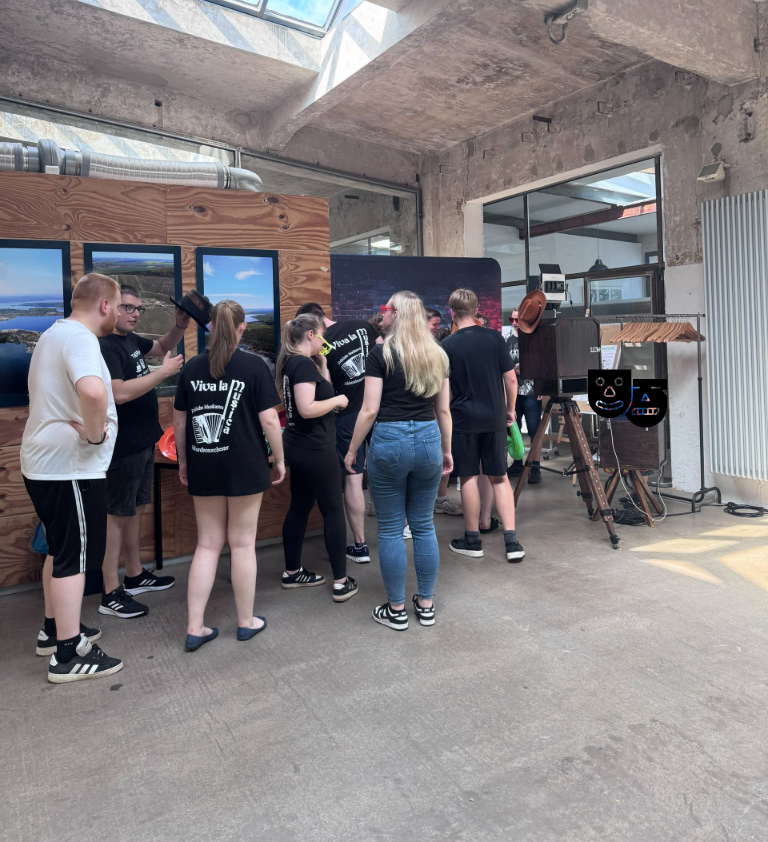 Viele fröhliche Menschen posieren vor der MeyCl Vintage-Fotobox beim Tag der Musik der Musikschule F