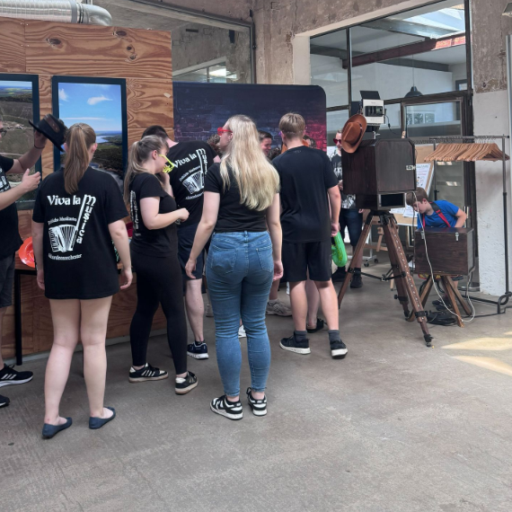 Fotobox in Braunsbedra in der Pfännerhall zur Tag der Musik von Musikschule Fröhlich - Leute stehen vor der Fotobox