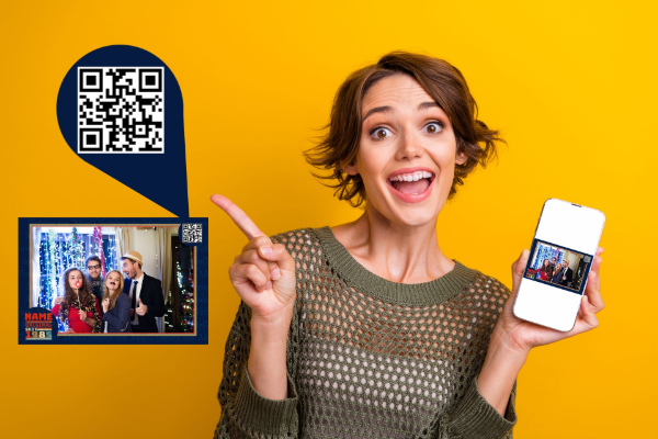 Gast zeigt Fotobox Ausdruck und digitalen Download per QR Code auf dem Smartphone