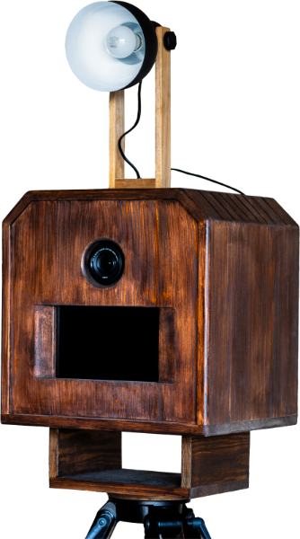 Handgefertigte Holzfotobox im Retrodesign mit Kamera und Touchscreen für Feiern