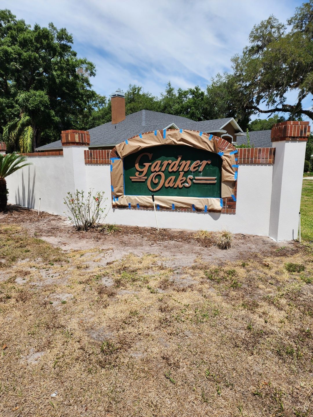 A sign that says gardener oaks on it