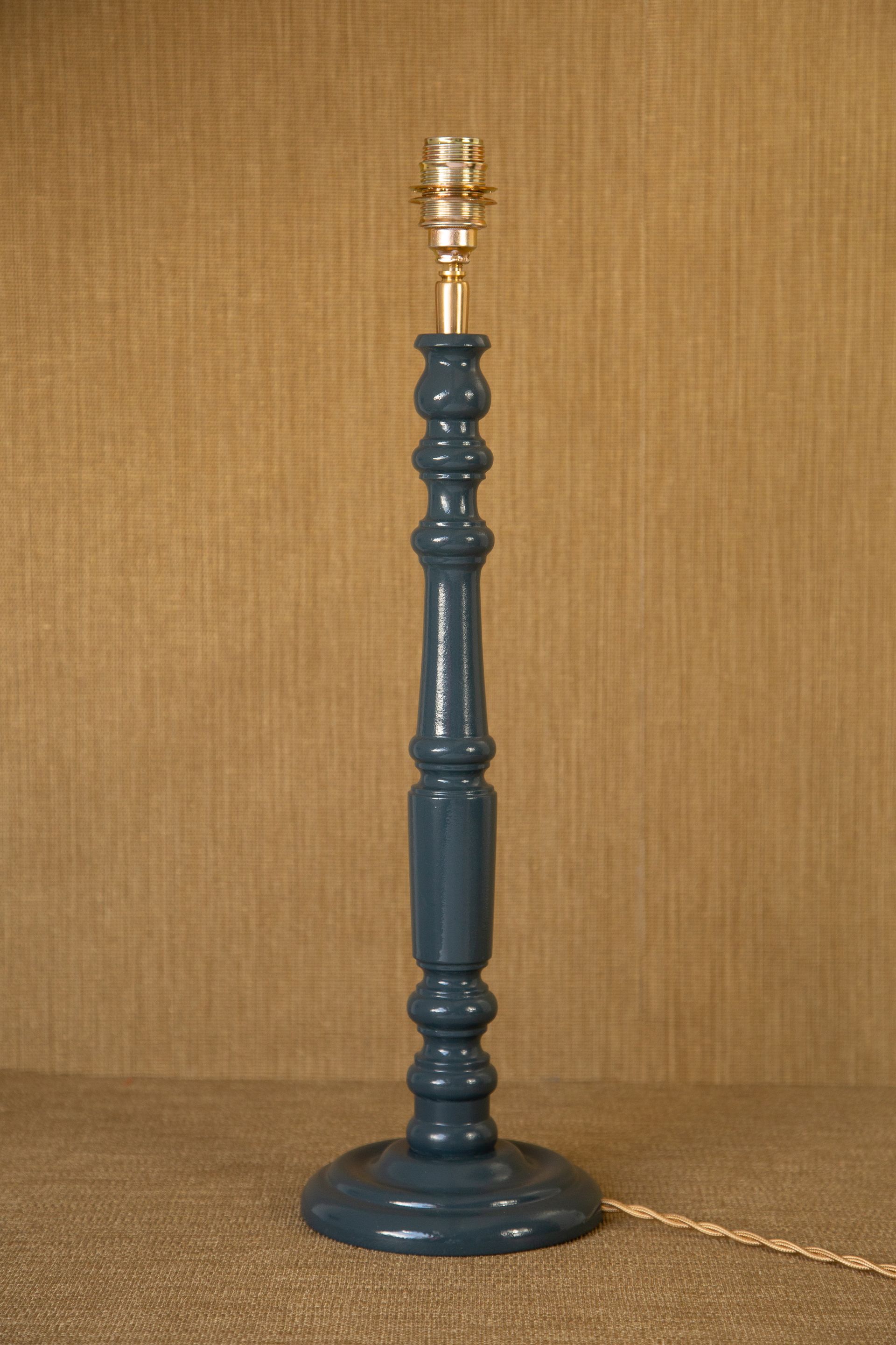 Blauw geverfde houten tafellamp met messing fitting.
