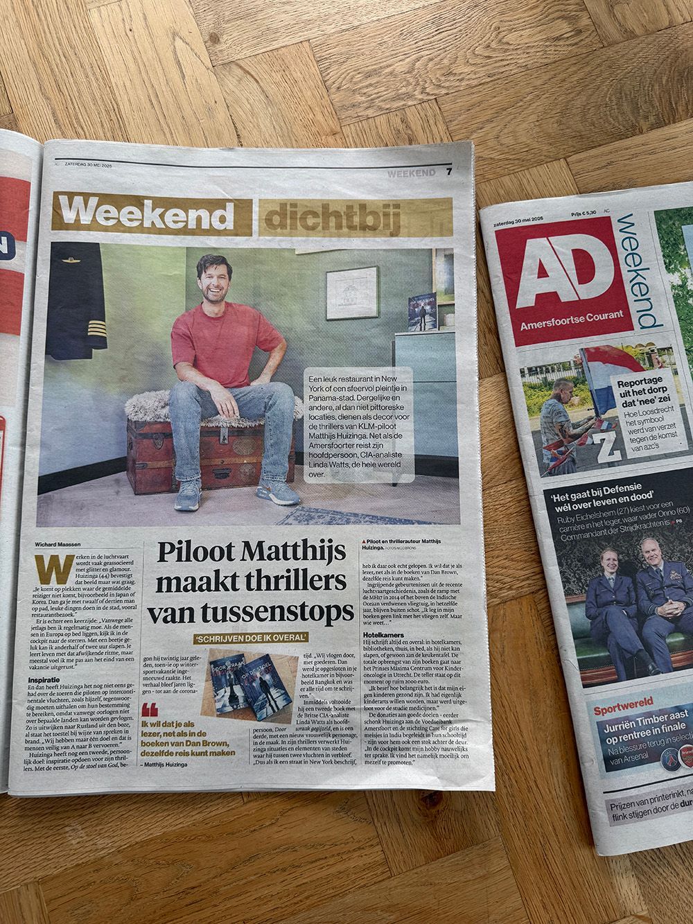 Op een tafel ligt een krant met een artikel uit de rubriek