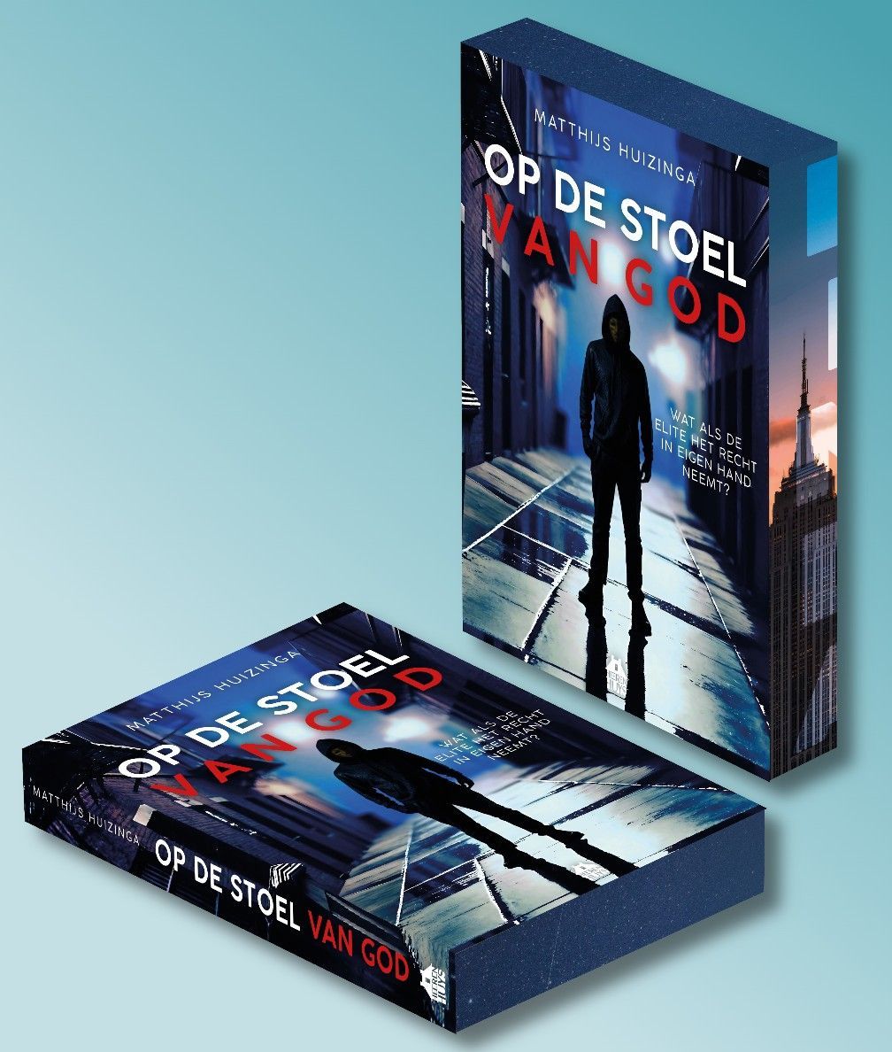 Paperback en staande boekomslag van “Op de Stoep van God”, met een silhouet van een figuur op een blauwe stadspromenade.