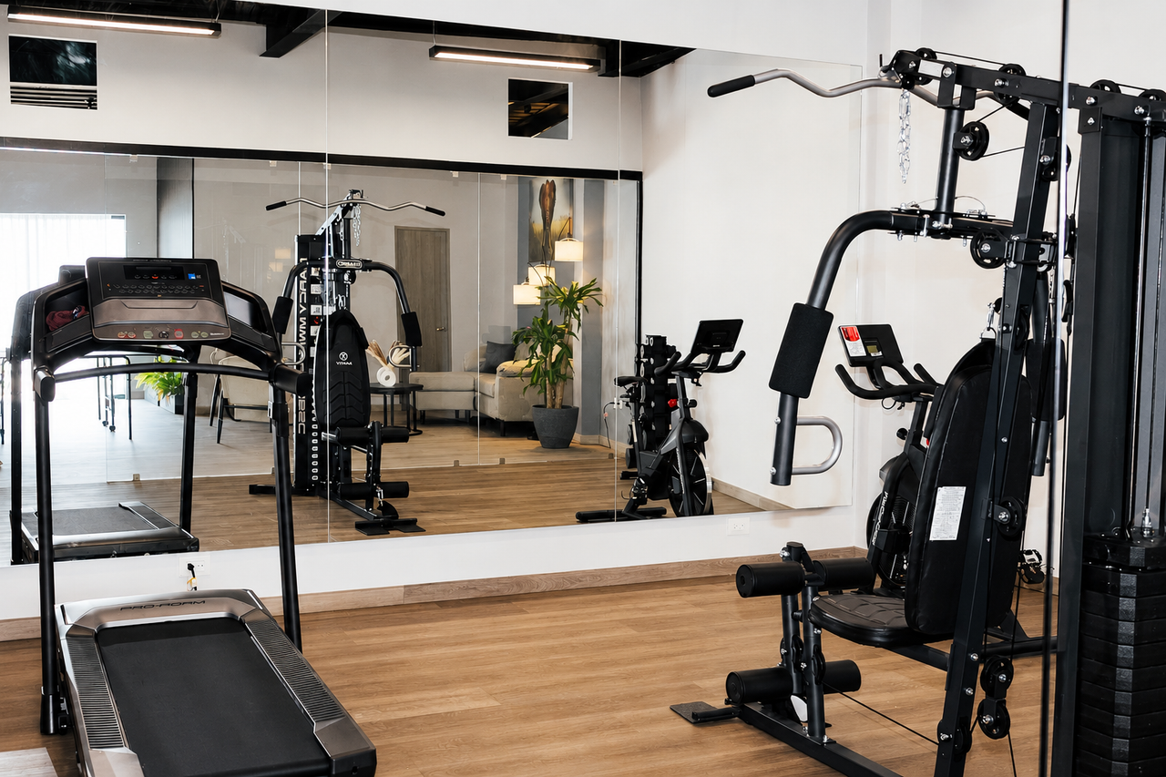 Gimnasio equipado de la casa club de Monte Scénica