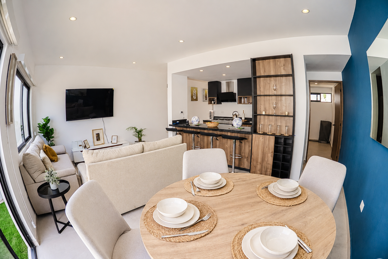 Sala y comedor integrados en planta baja de una casa de Monte Scénica