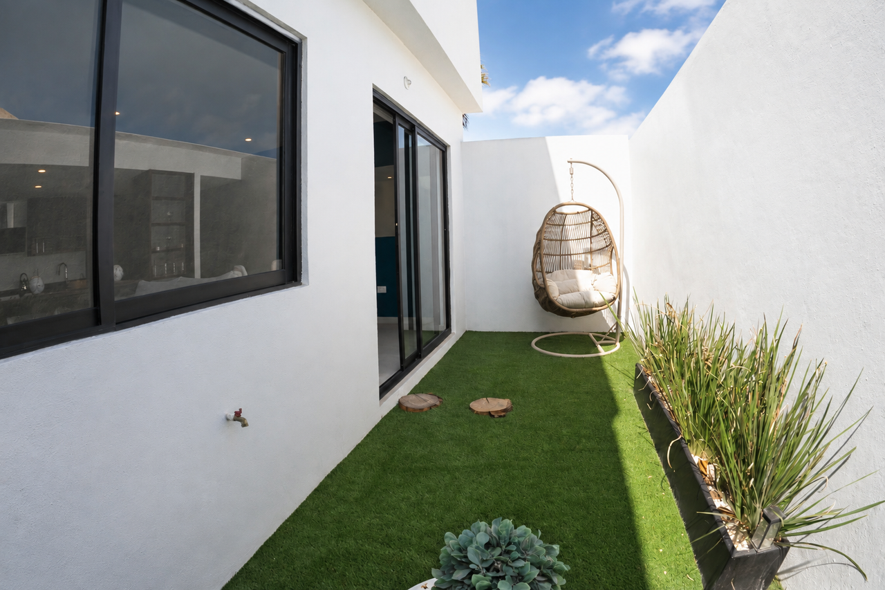 Jardín propio en planta baja de una casa de Monte Scénica