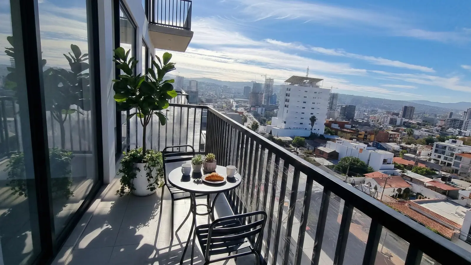 Balcón con mesa para dos y vista a la ciudad de Tijuana