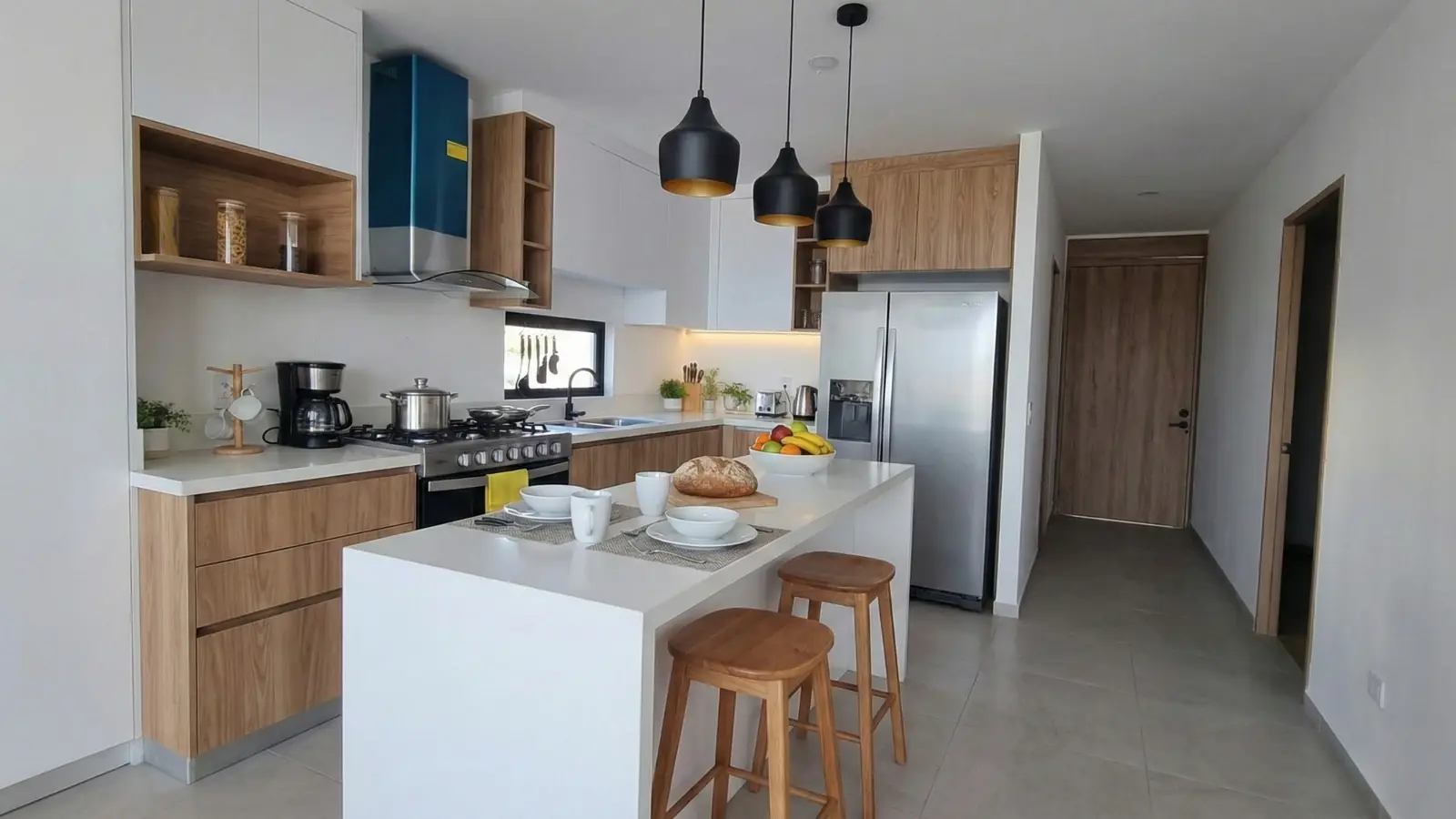 Cocina con isla blanca, gabinetes de madera y refrigerador de acero