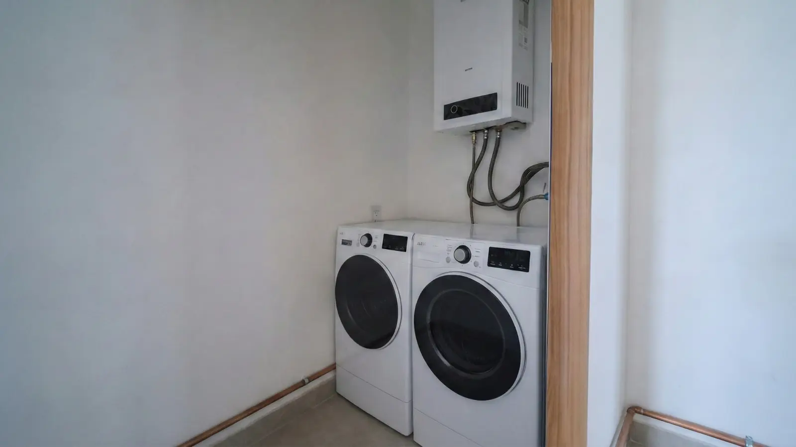 Cuarto de lavado con conexión para lavadora y secadora