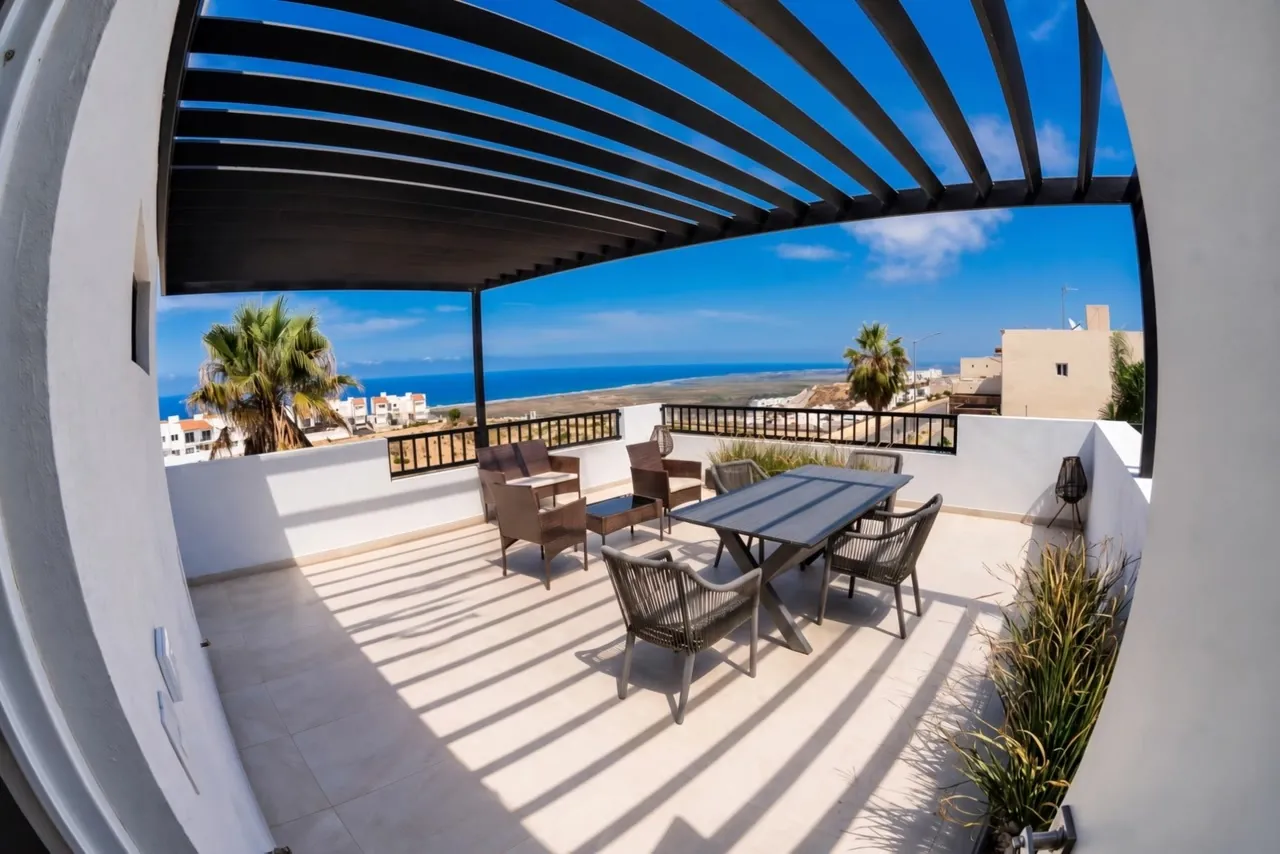 Roof garden privado con pérgola y vista al mar en Monte Scénica