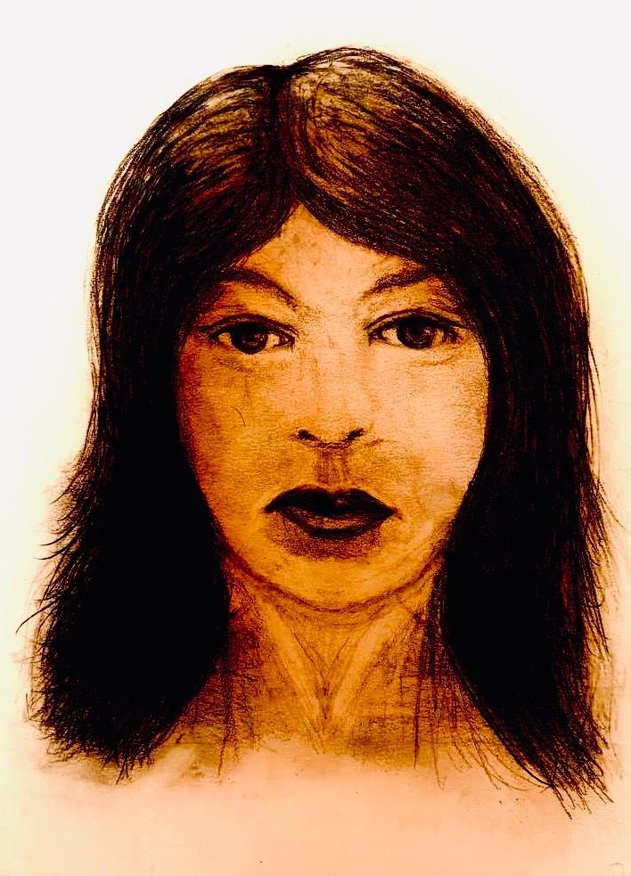 Schets in houtskoolstijl van een ernstig gezicht met donkere oogmake-up en een hoofddoek.