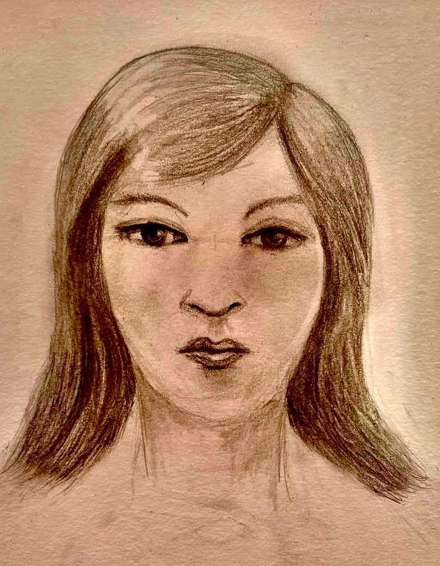 Potloodportret van een persoon met schouderlang haar en een neutrale uitdrukking op een beige achtergrond.
