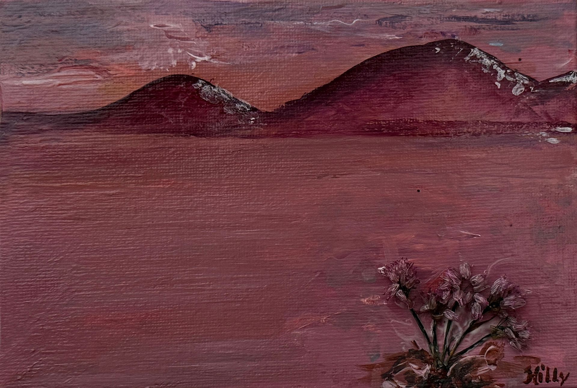 Een roze getint landschap met bergen in de verte en een palmboom op de voorgrond.