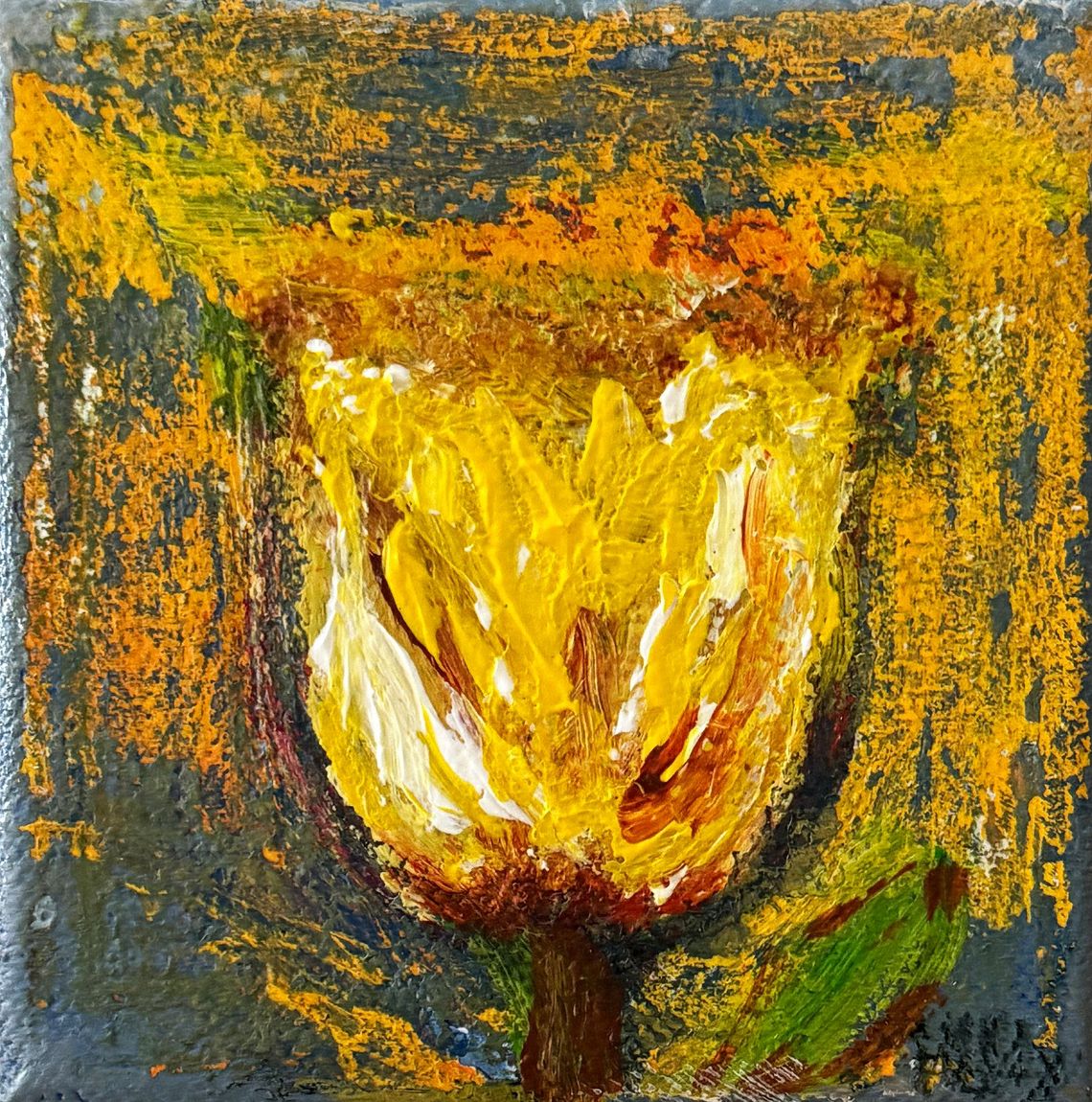Abstracte geel-oranje bloem tegen een donkergrijze en groene, gestructureerde achtergrond.