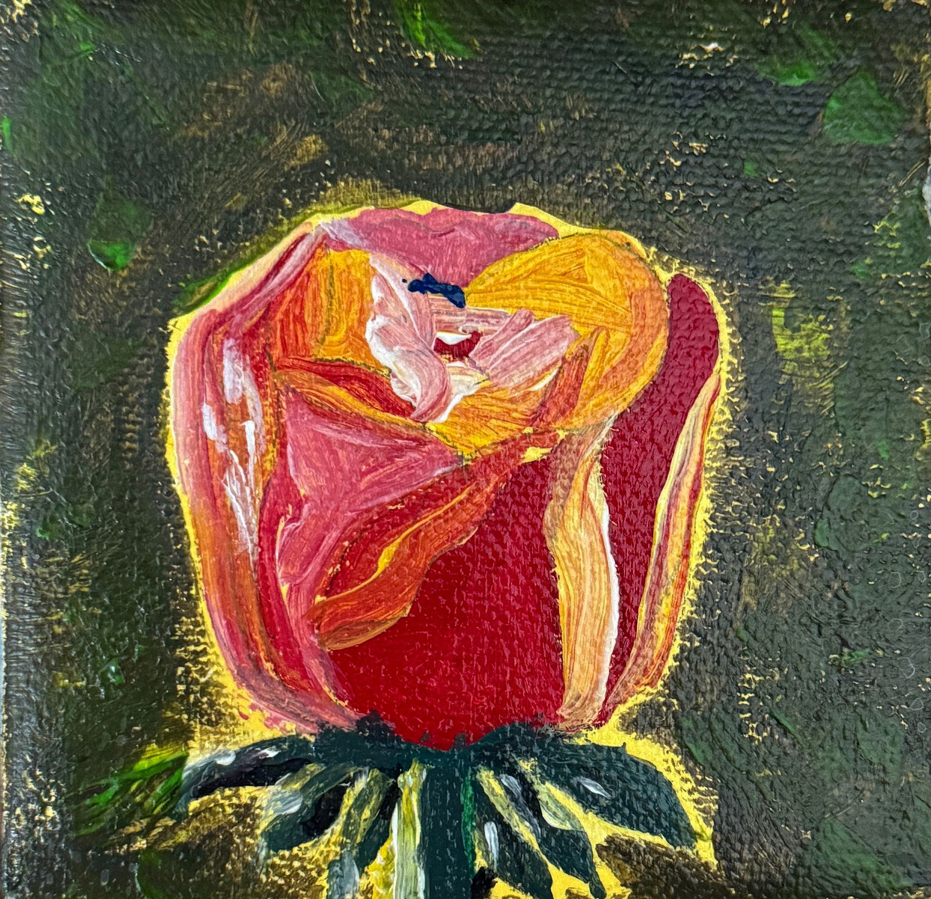 Abstracte schildering van een rode en gele bloemknop tegen een donkergroene achtergrond.