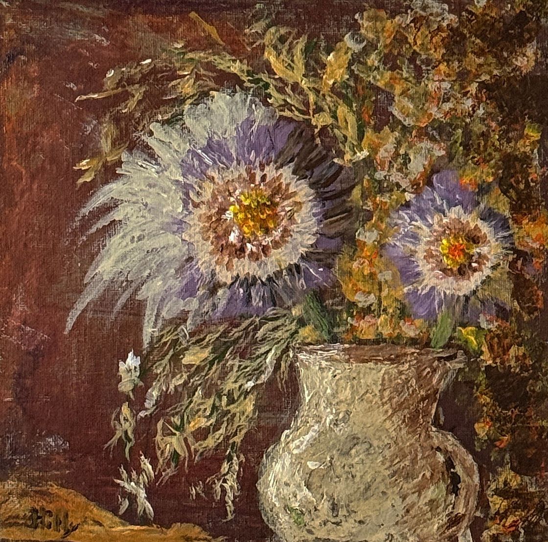 Impressionistisch schilderij van paarse bloemen in een vaas tegen een warme bruine achtergrond.