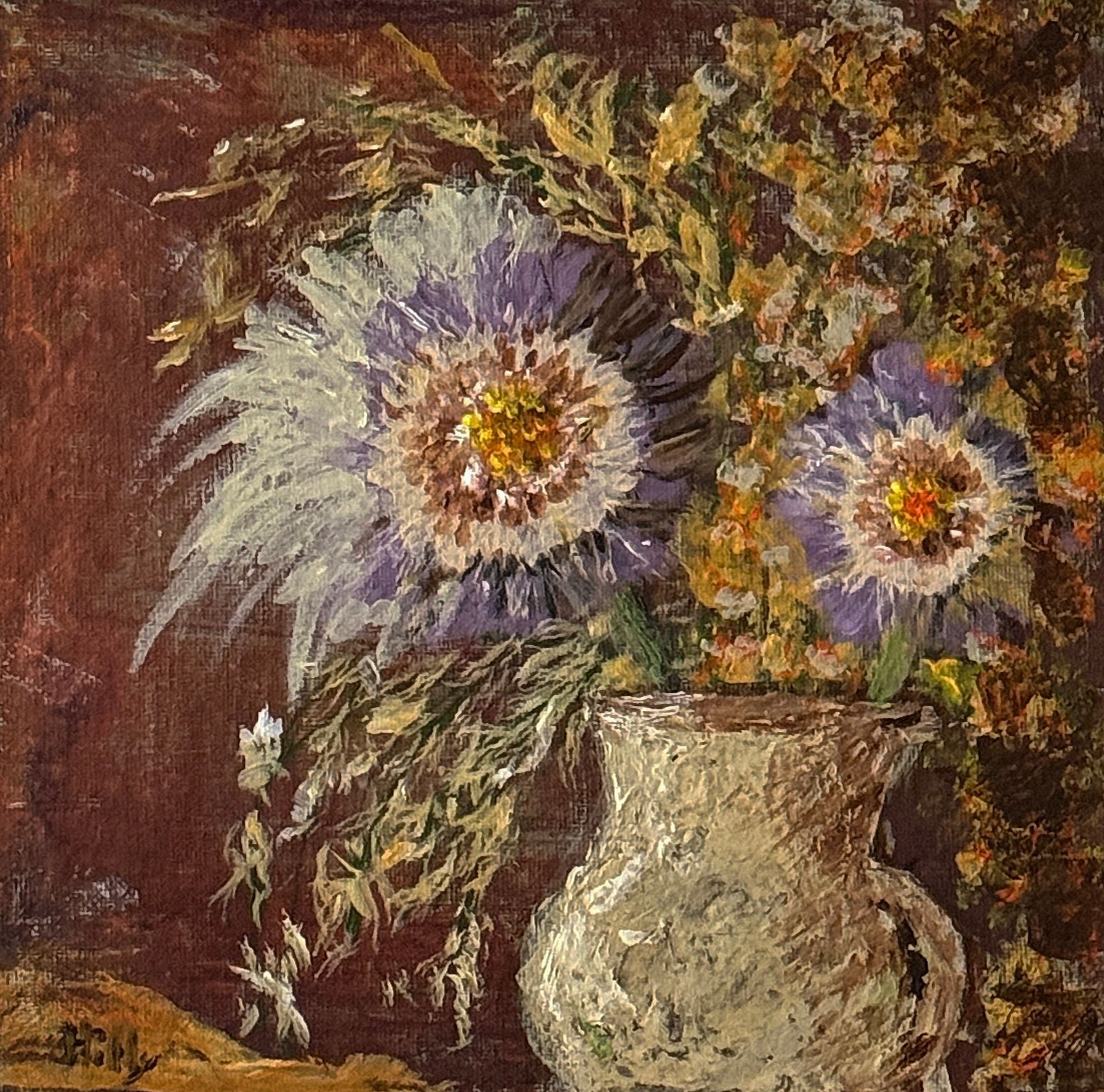 Impressionistisch schilderij van paarse bloemen in een vaas tegen een warme bruine achtergrond.