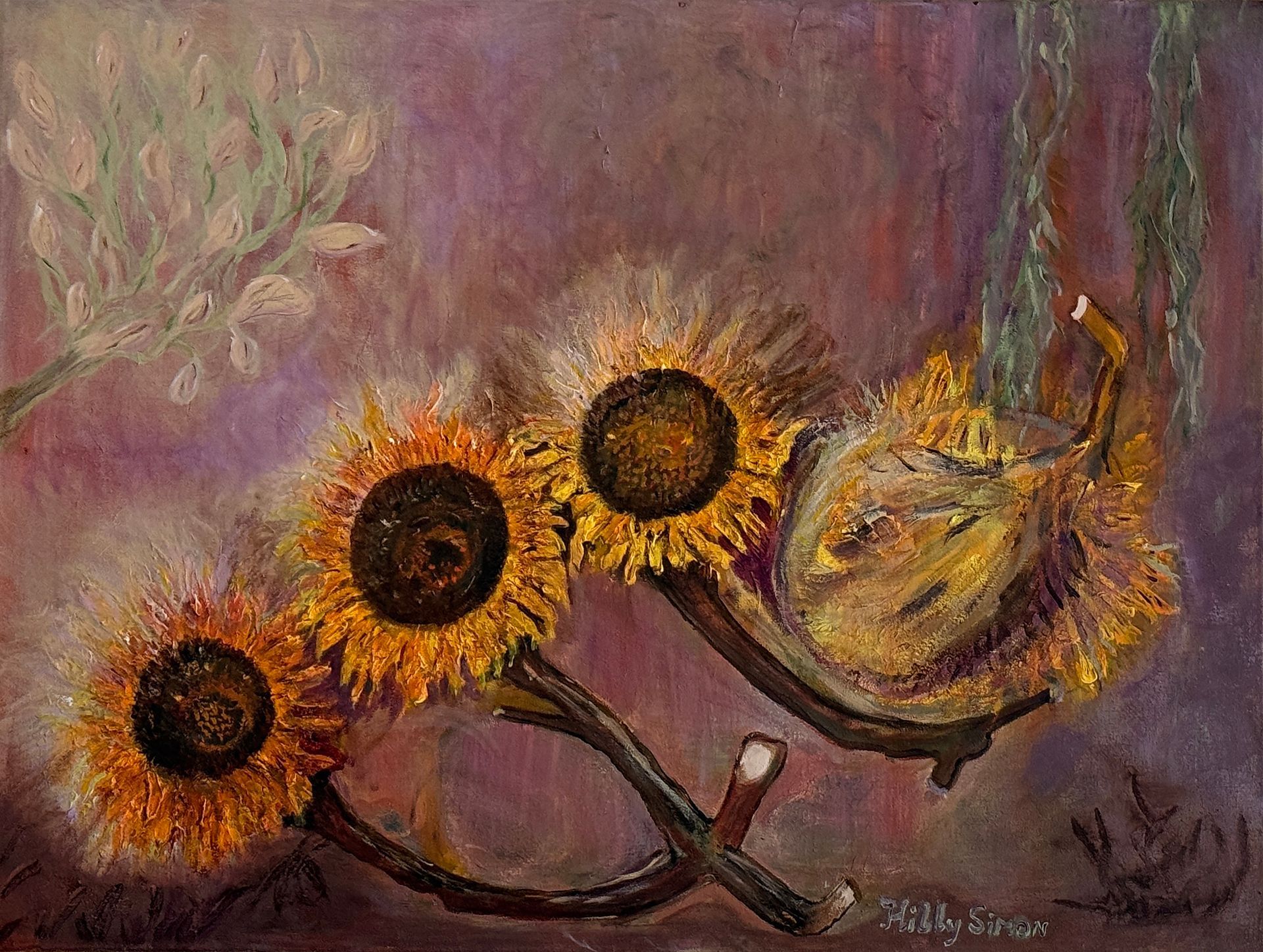 Drie zonnebloemen op gebogen stelen tegen een abstracte achtergrond in zachtroze en paars.