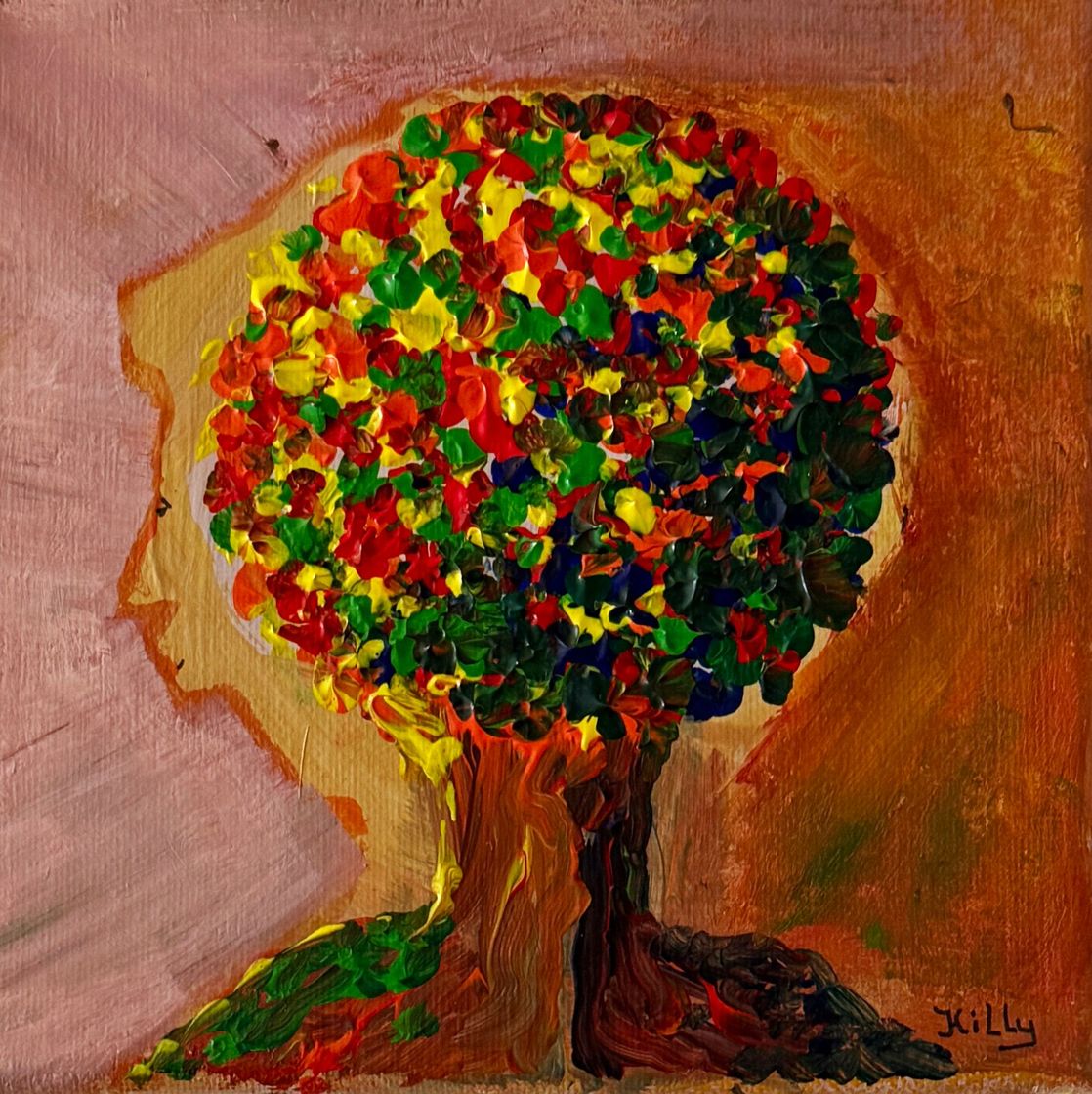 Abstracte schildering van een kleurrijke boom met een dicht, veelkleurig bladerdak en een gespleten stam op een warme oranje achtergrond.