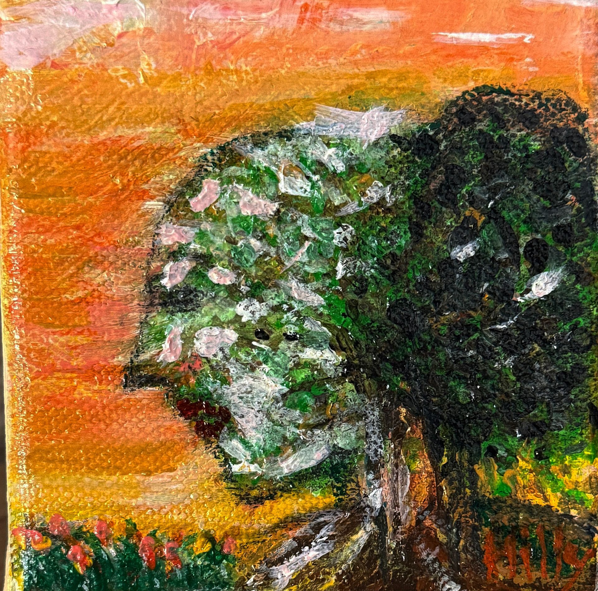 Abstracte profieltekening van een gezicht in groen, wit en zwart tegen een oranje achtergrond.