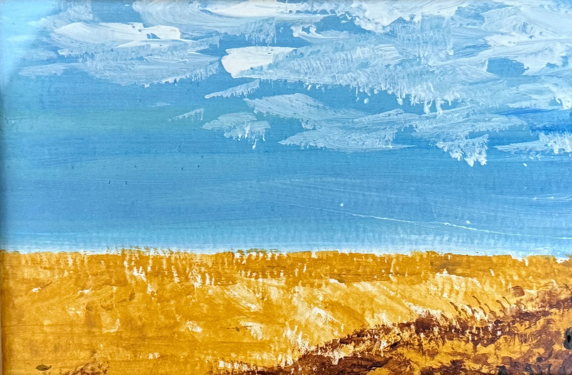 Abstract schilderij van een blauwe lucht boven een gouden veld met witte wolken en gestructureerde penseelstreken.