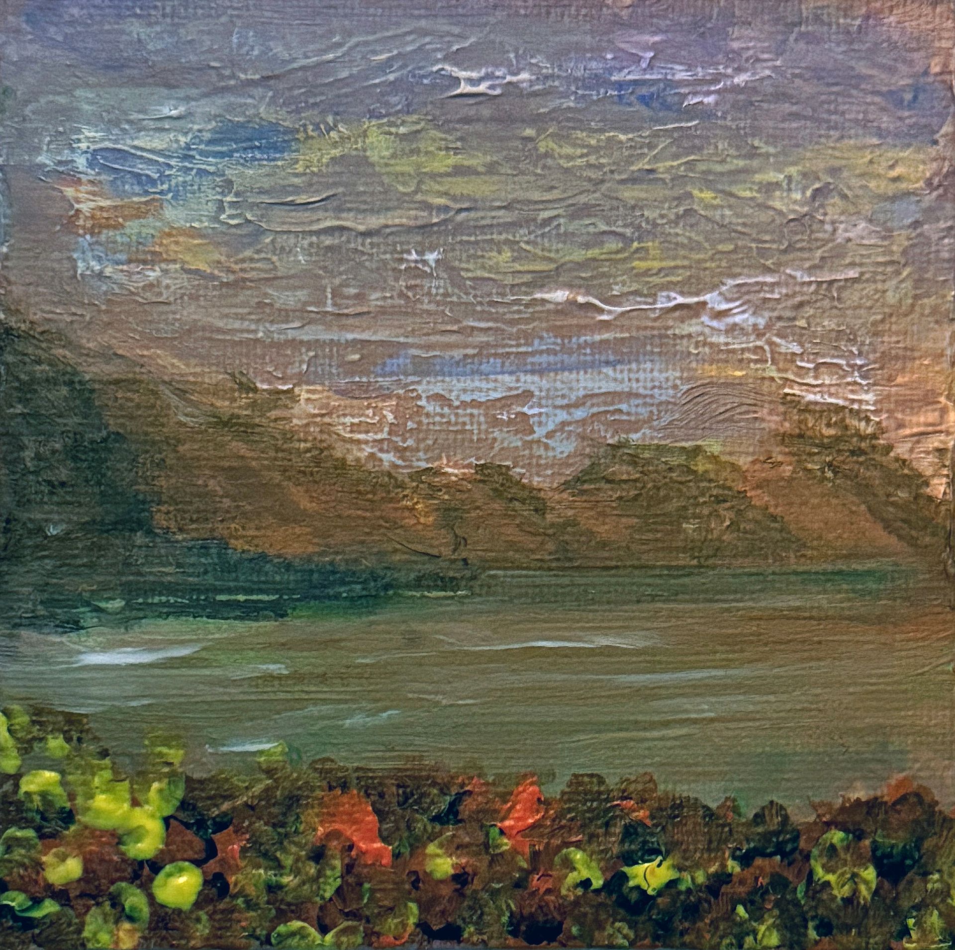 Impressionistisch landschap met een groen meer, beboste heuvels, een bewolkte hemel en kleurrijke bloemen op de voorgrond.