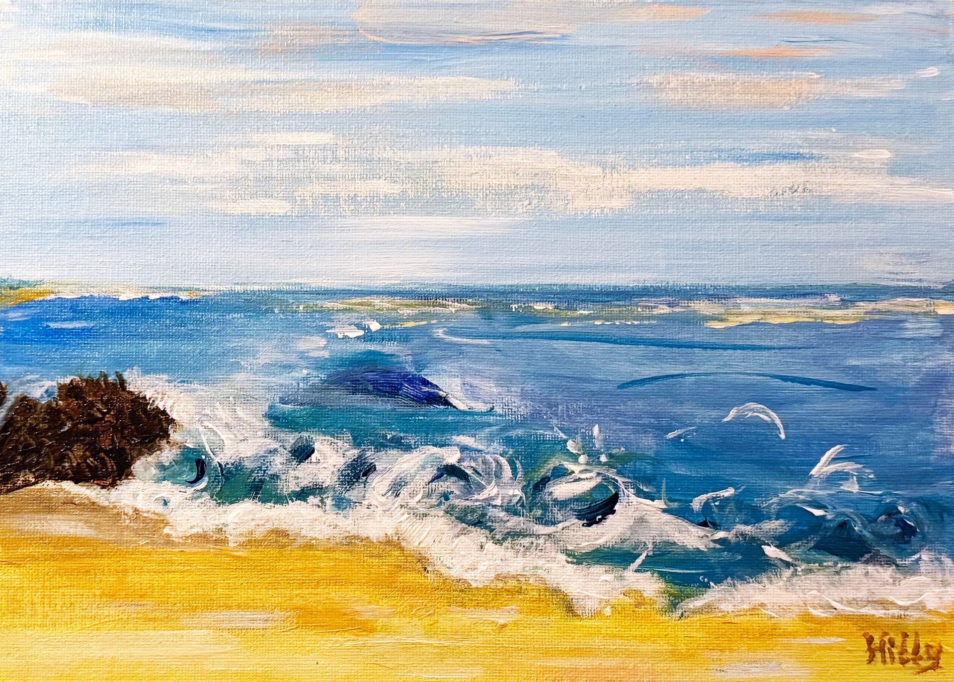 Impressionistisch zeegezicht met blauwe golven, witte branding, zandstrand en bewolkte lucht.