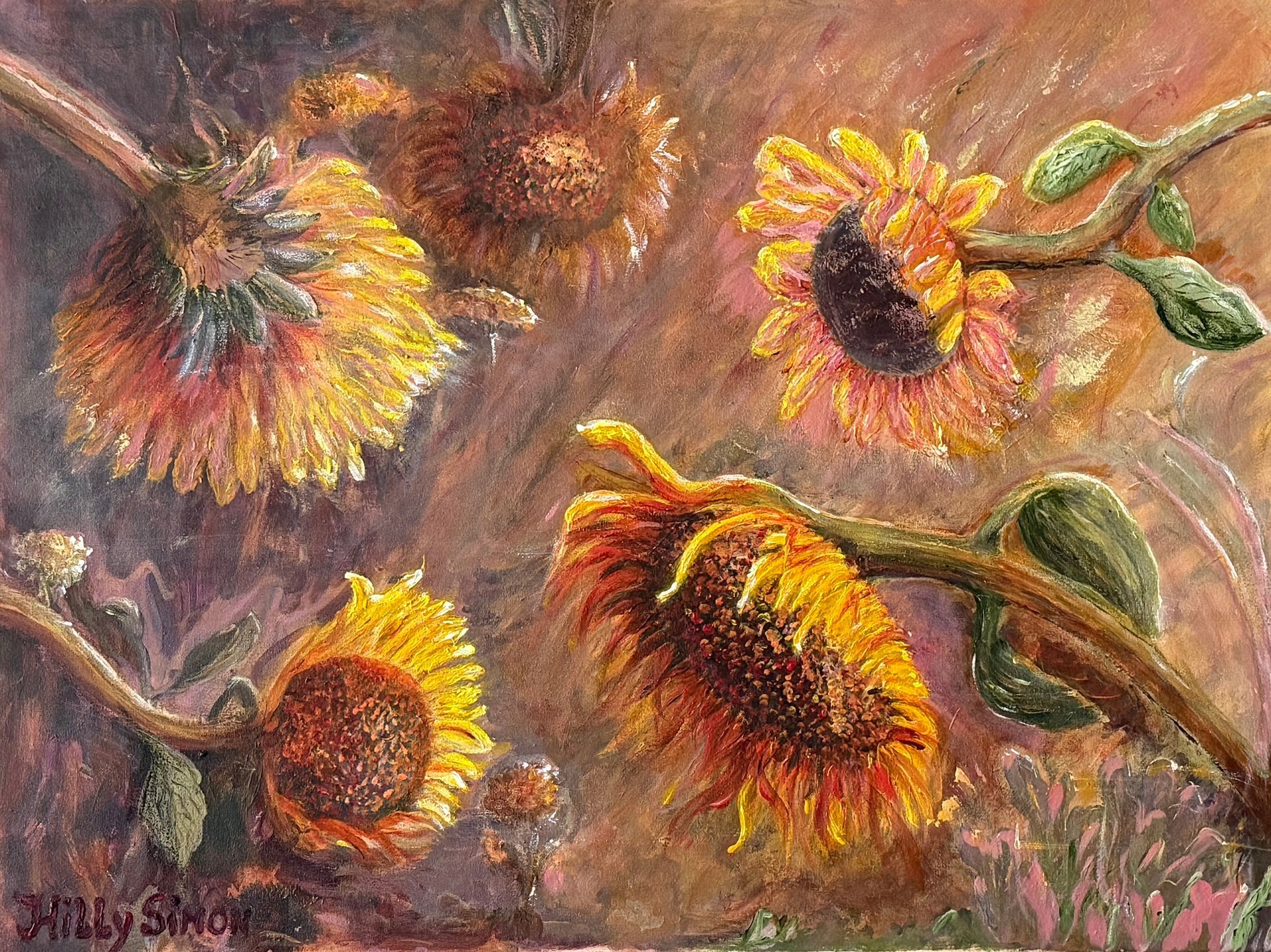 Schilderij van zonnebloemen met oranje en gele bloemblaadjes tegen een gedempte bruine achtergrond.