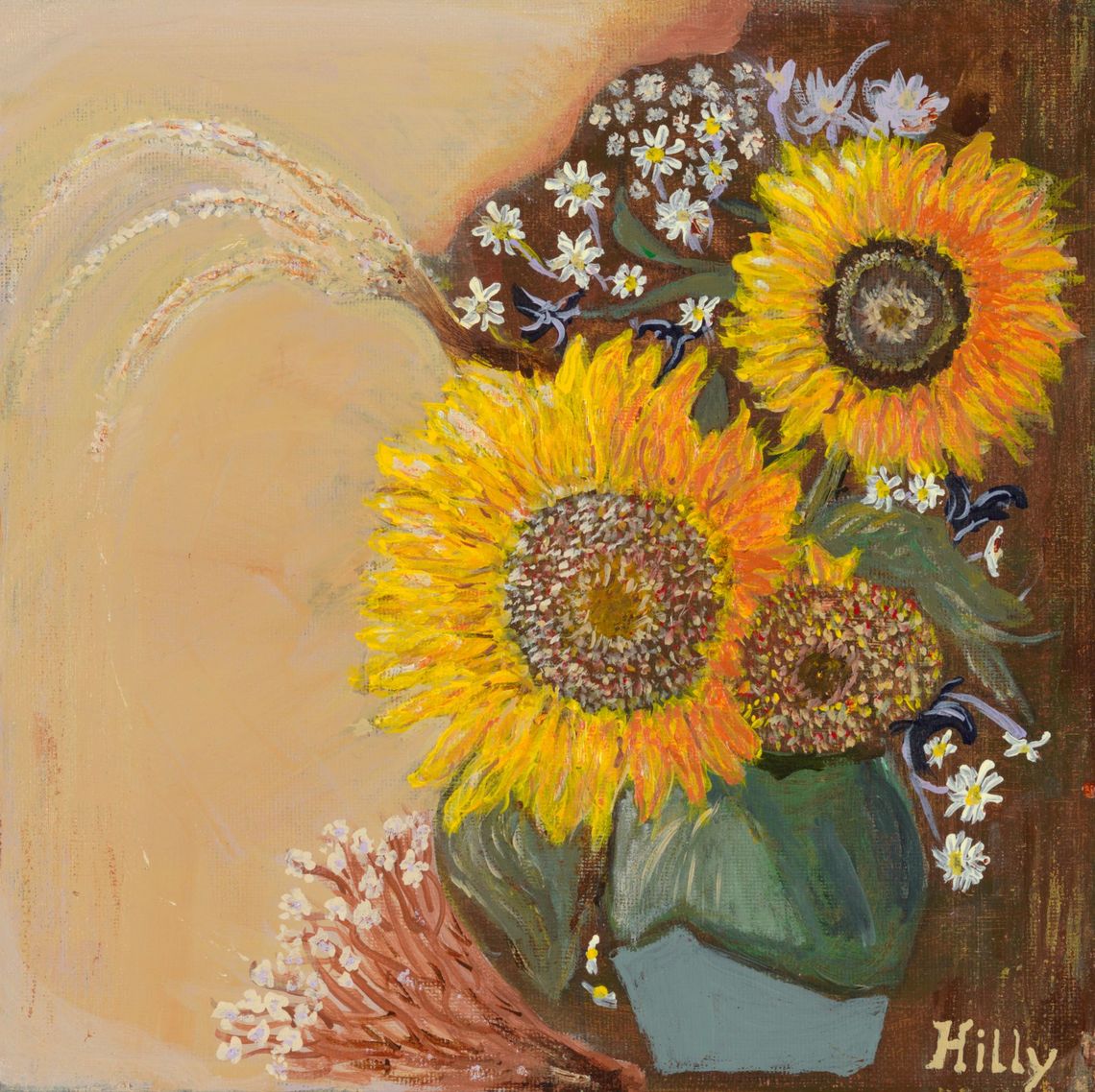 Zonnebloemen en kleine madeliefjes in een vaas op een geschilderde achtergrond in warme tinten.