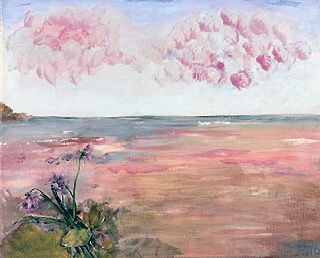 Pastelschilderij van een roze bewolkte hemel boven een kalme kustlijn met bloemen op de voorgrond.