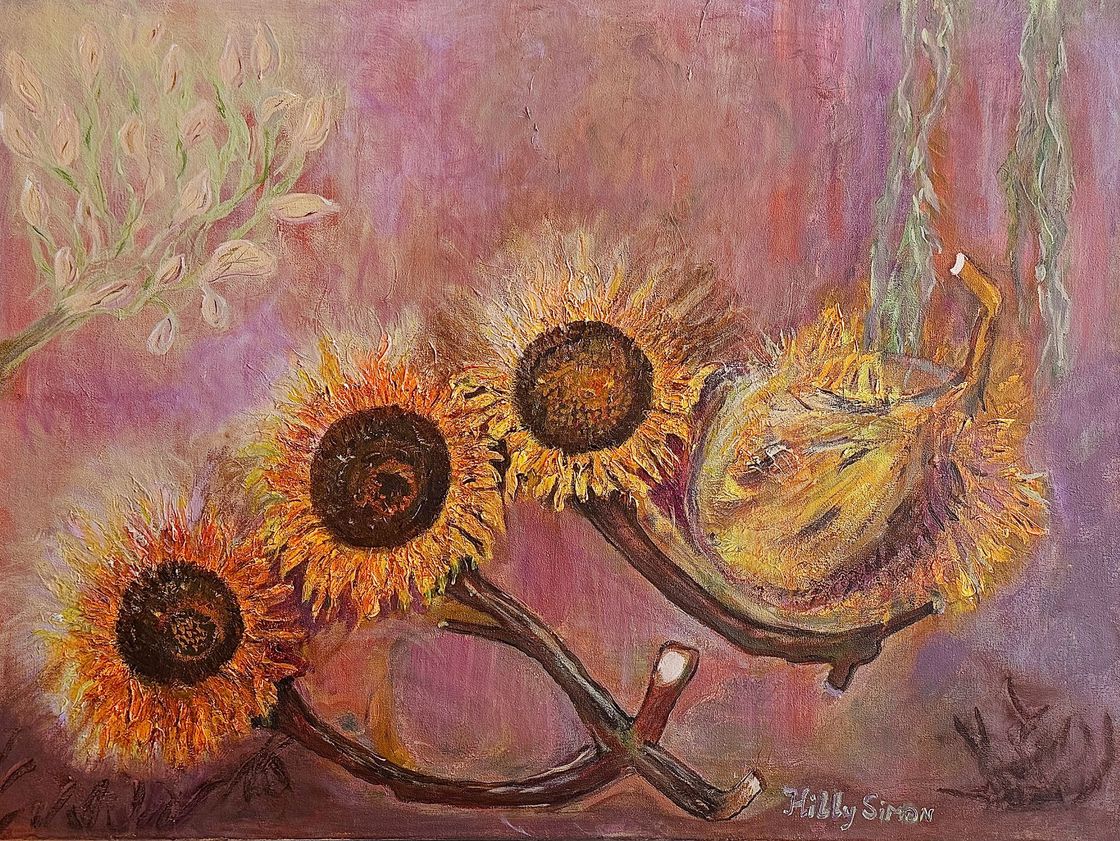 Drie zonnebloemen met donkere kernen op een gestructureerde roze en gouden achtergrond.