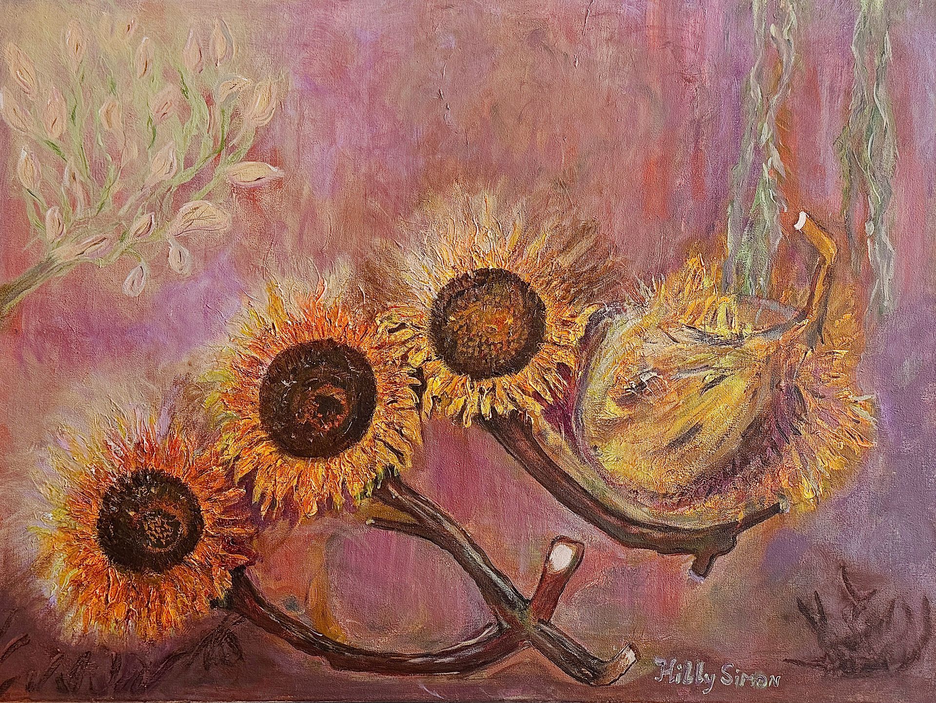 Drie zonnebloemen op gebogen stelen tegen een abstracte achtergrond in zachtroze en paars.
