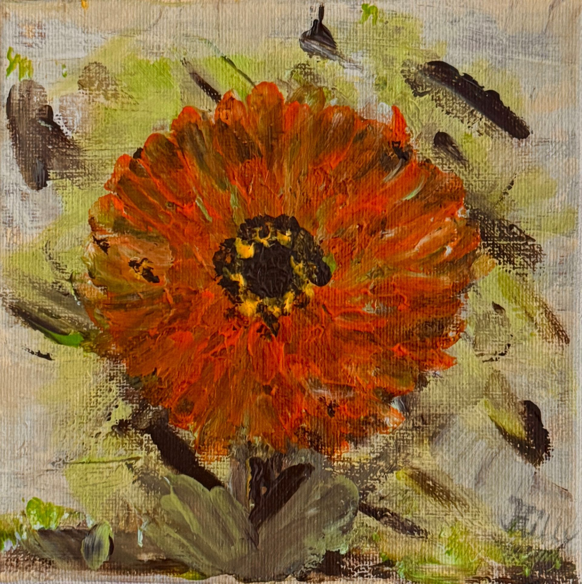 Schilderij van een oranje bloem met een donker hart en groene bladeren op een gestructureerde achtergrond.