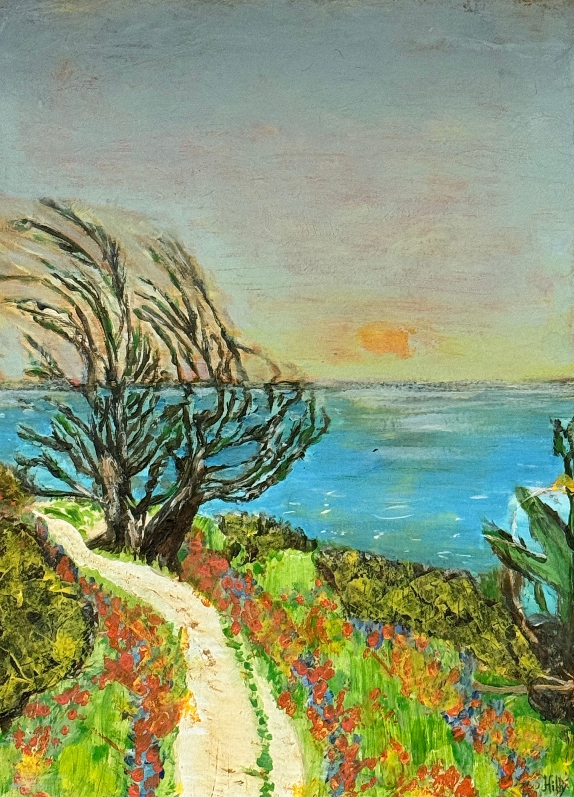 Een kustpad met door de wind geteisterde bomen, kleurrijke wilde bloemen en een kalme blauwe zee bij zonsondergang.