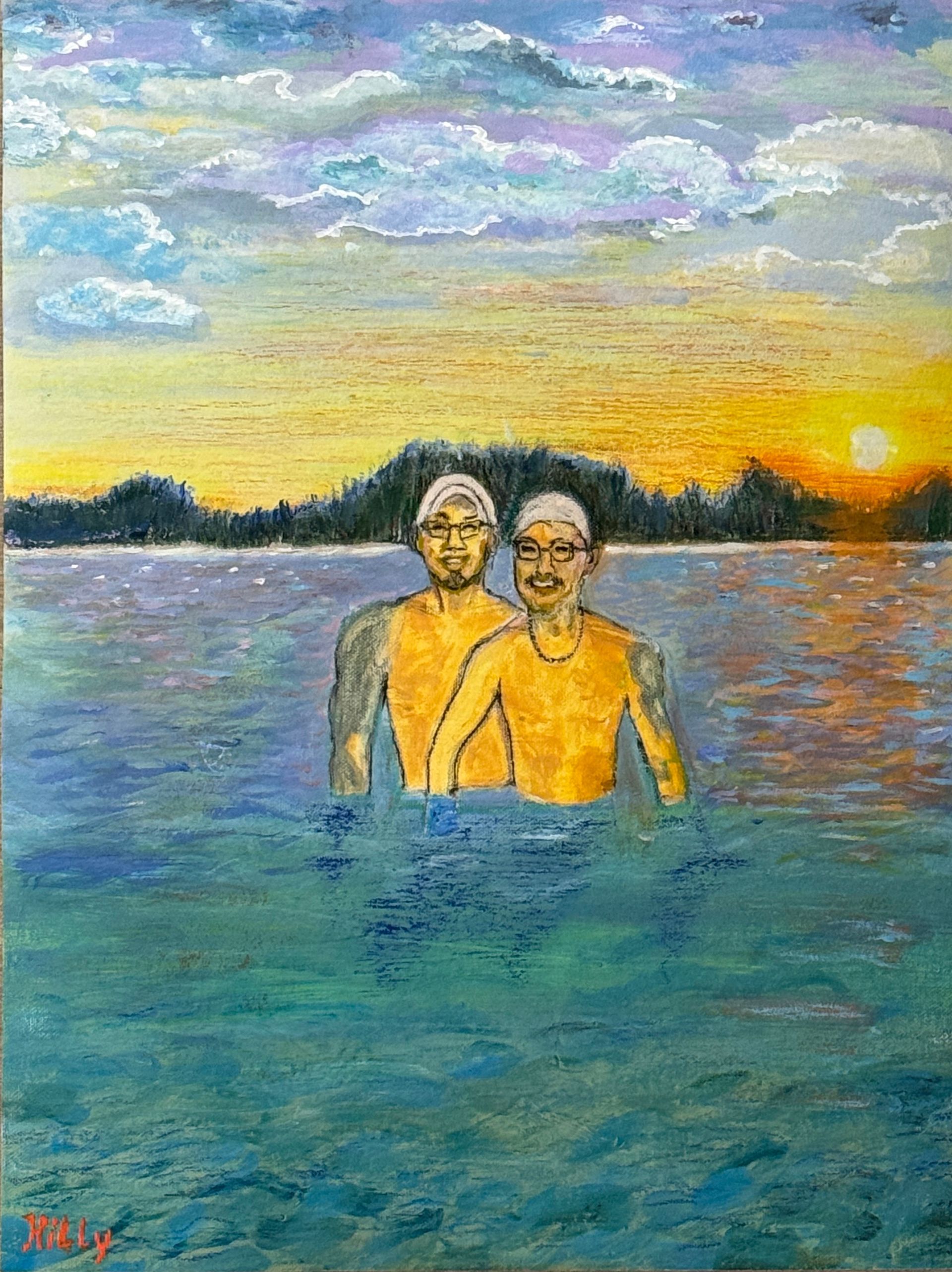 Twee mensen waden in een blauw meer bij zonsondergang, met kleurrijke wolken en een oever in de verte.