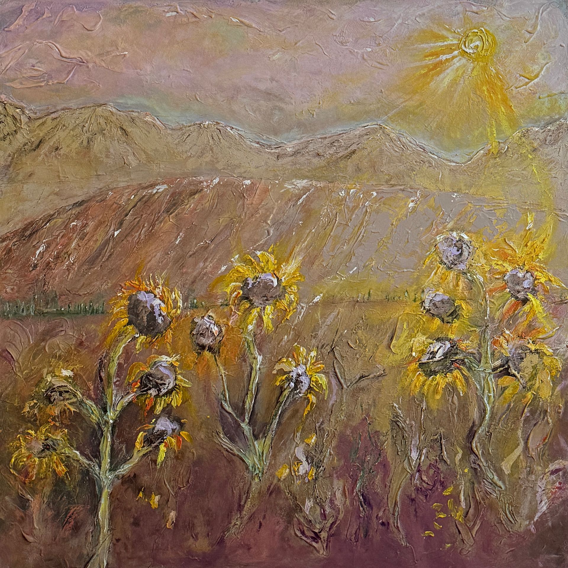 Zonovergoten schilderij van gele wilde bloemen in een droog veld, met heuvels en een warme lucht