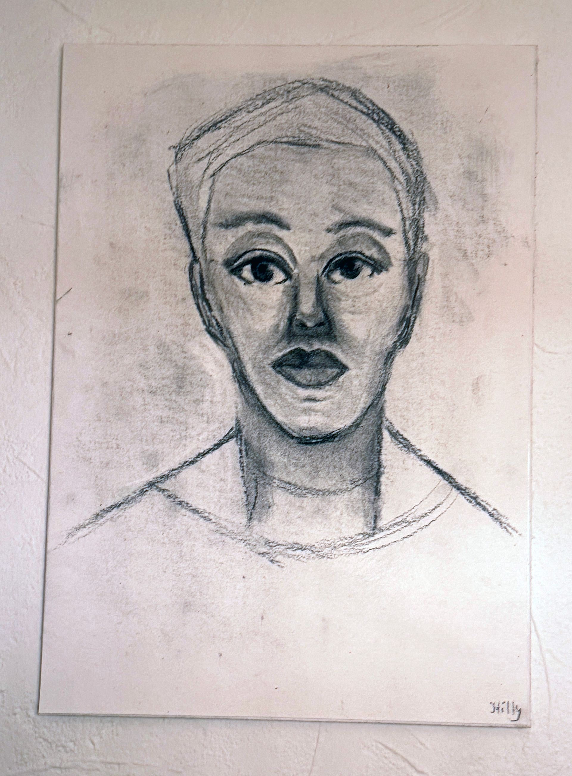 Houtskoolschets van een frontaal portret met grote ogen, kort haar en een neutrale uitdrukking.