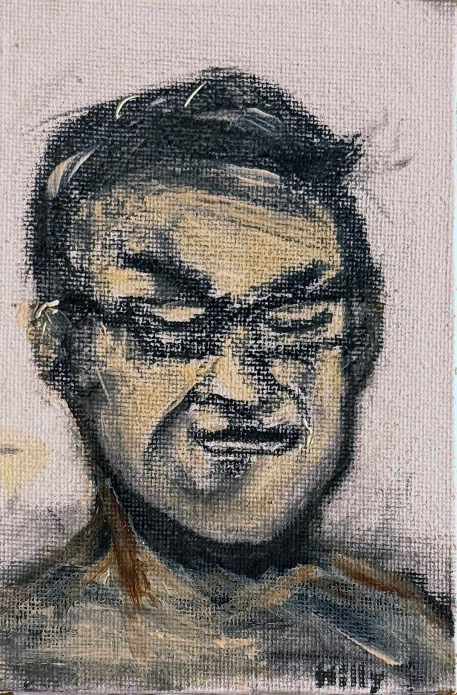 Een geschilderd portret van een persoon met een bril, donker haar en een lichte glimlach tegen een lichte achtergrond.