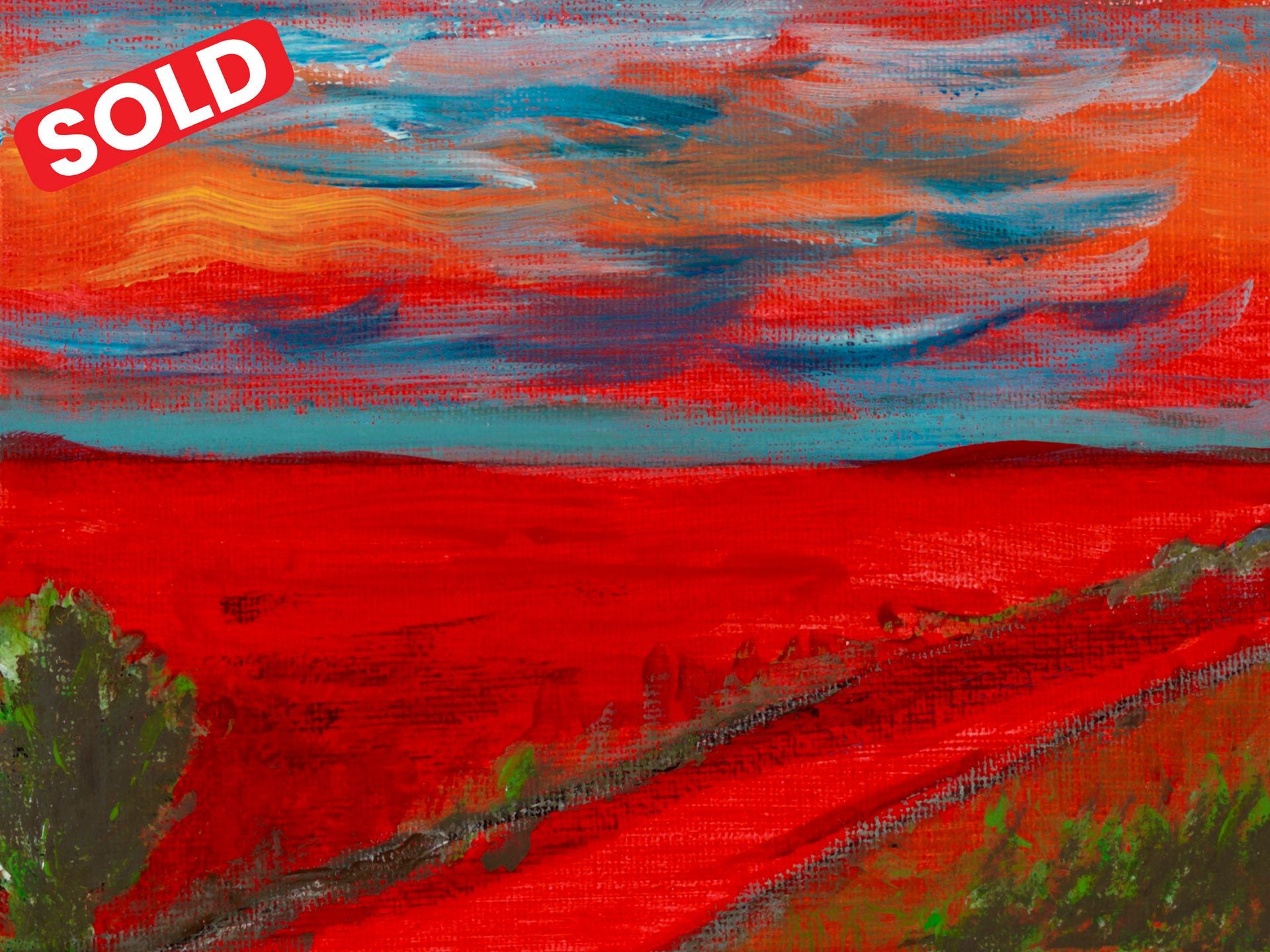 Abstract rood en blauw landschap met een dramatische bewolkte hemel aan de horizon en donkere bomen op de voorgrond.
