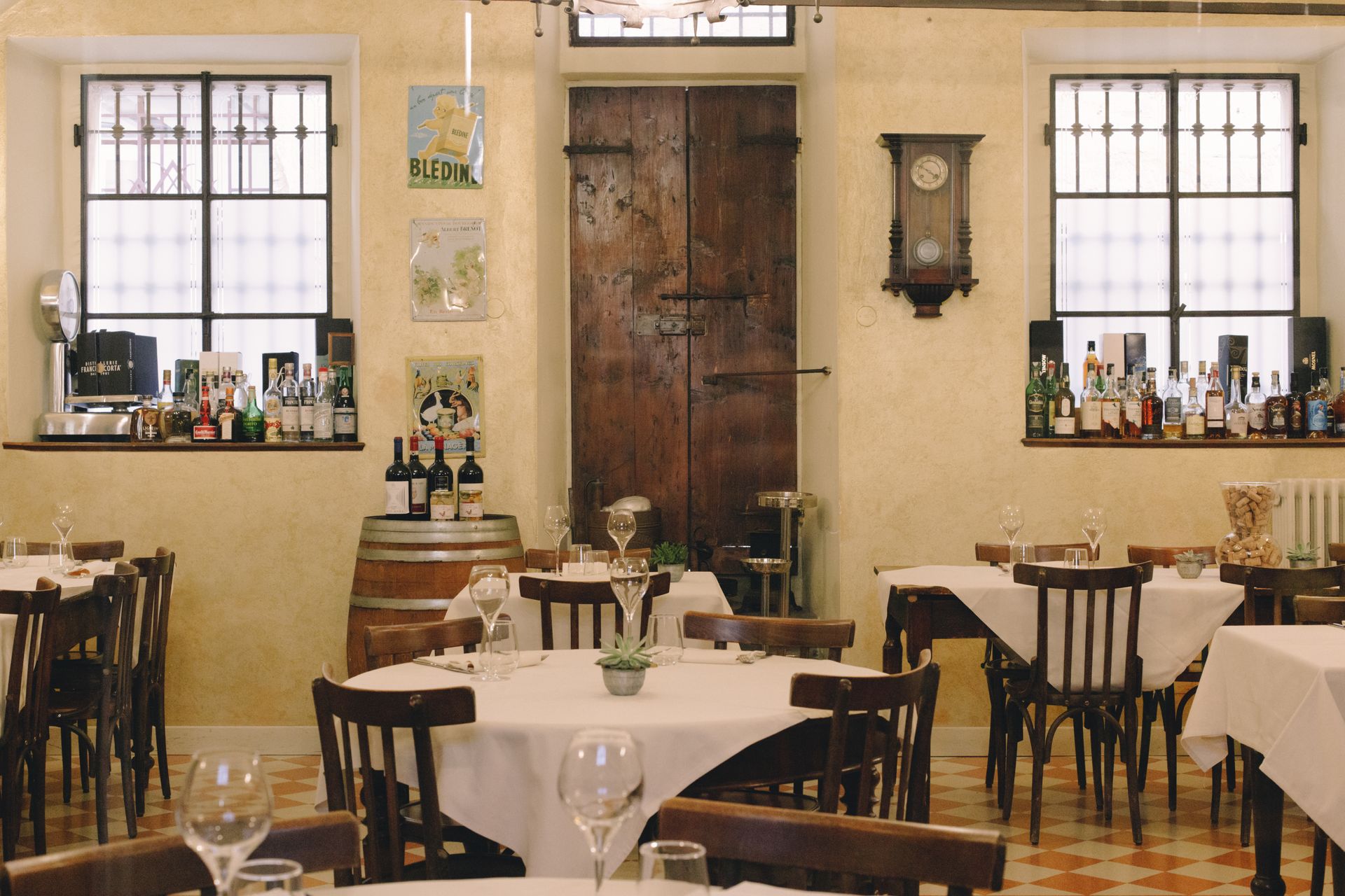 Interni della Trattoria del gallo